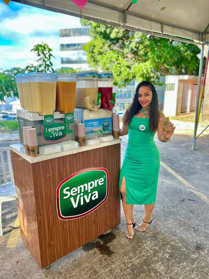 Promotora em ação de degustação da Sempre Viva